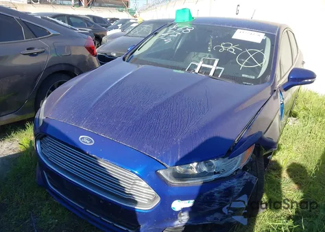 2016 Ford Fusion Energi Titanium z USA, uszkodzony, nr VIN 3FA6P0SU0GR235942